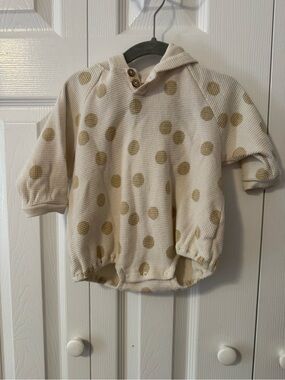 Quincy Mae Waffle Knit Hooded Romper – Neutral Polka Dot